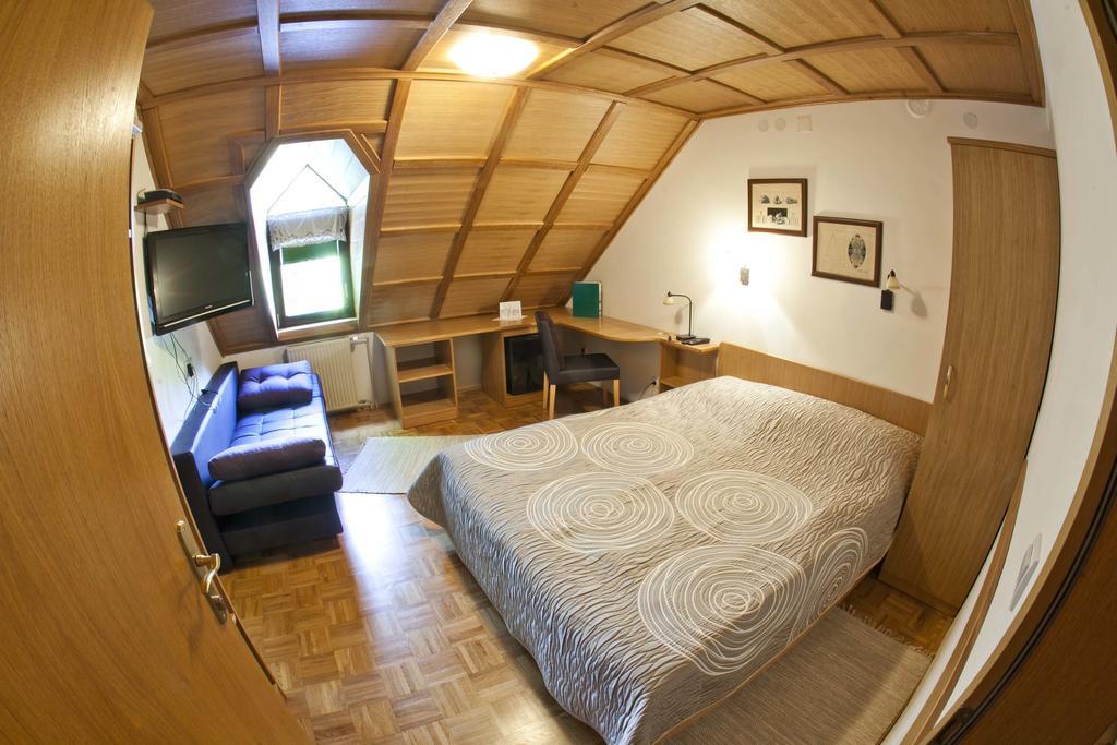 Guesthouse Pri Zalogarju Zelezniki Quarto foto